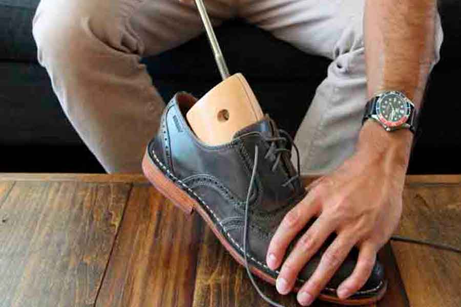 Различные способы растянуть обувь